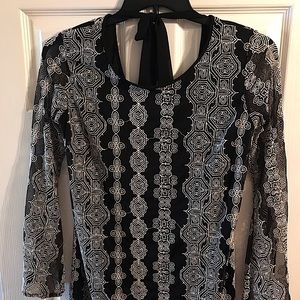 Black and White print w/Bell Sleeve,tie neck